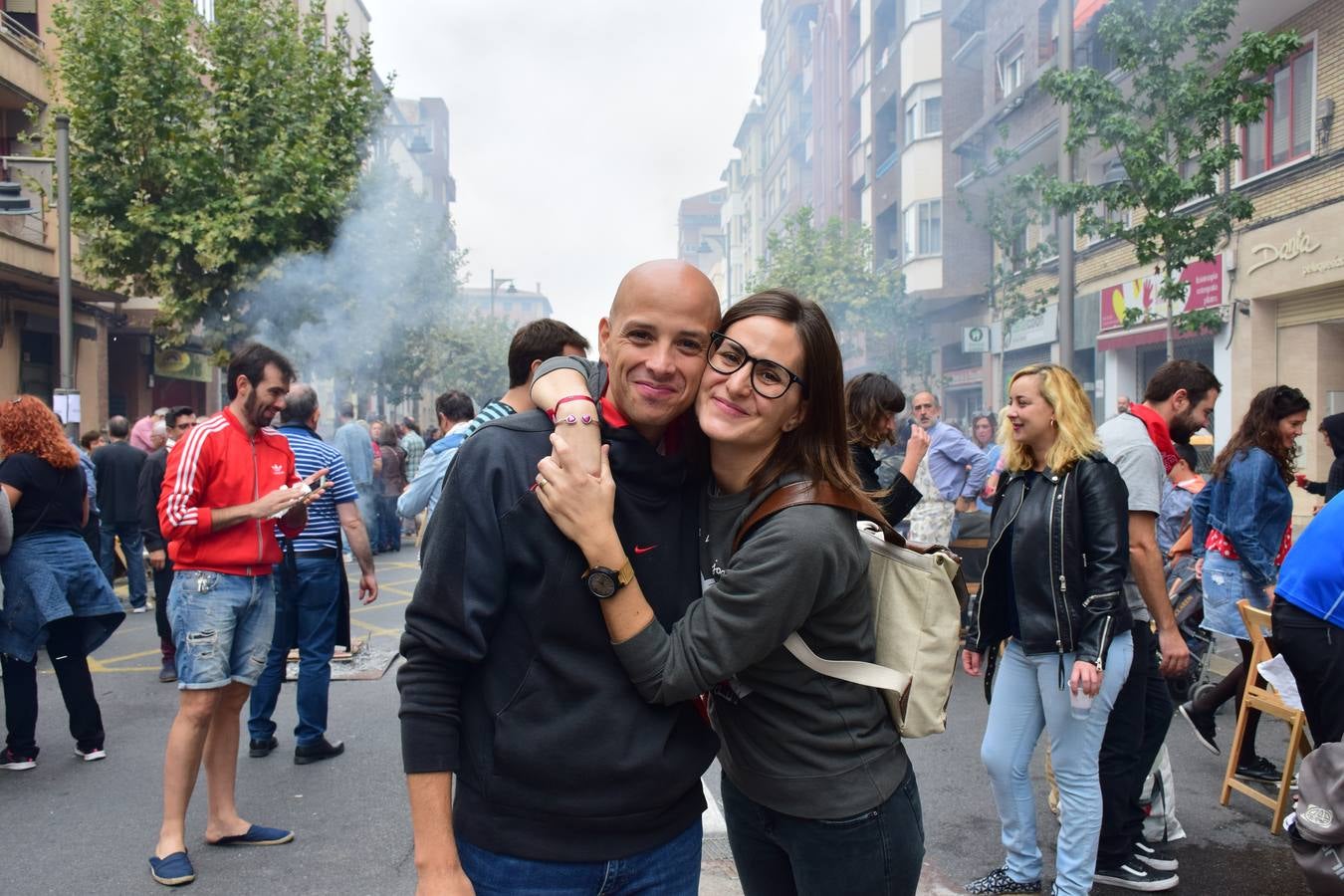 Cientos de personas disfrutaron de las chuletillas al sarmiento en la calle.