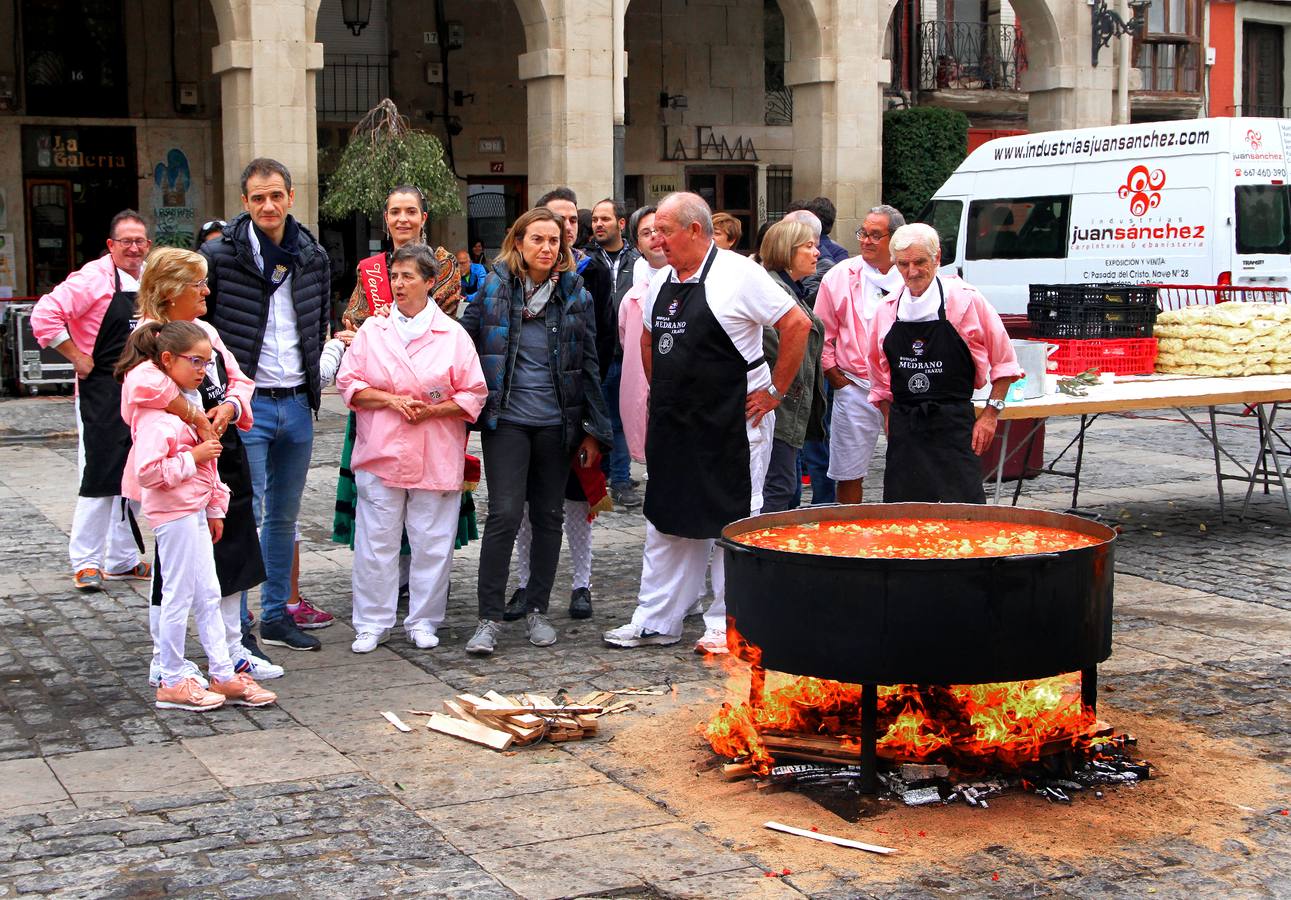 En la plaza del mercado los asistentes pudieron disfrutar de salchichón asado y patatas guisadas.