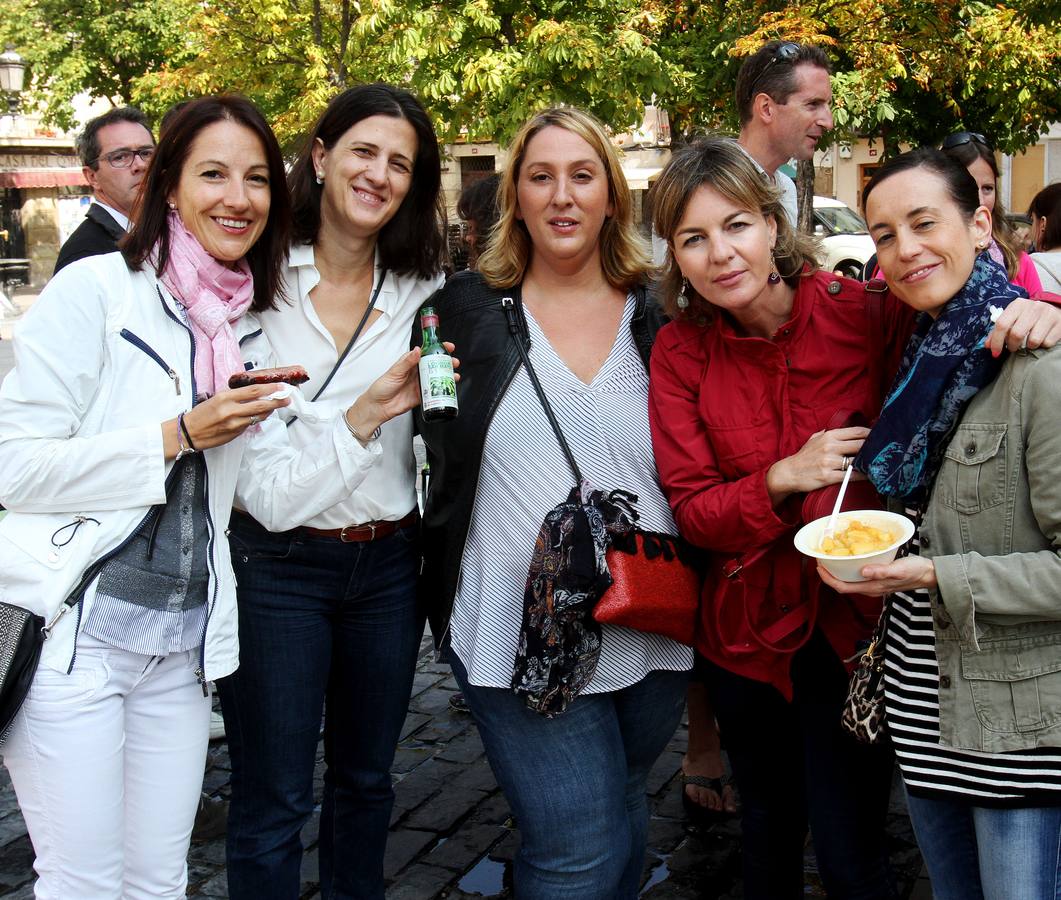 En la plaza del mercado los asistentes pudieron disfrutar de salchichón asado y patatas guisadas.