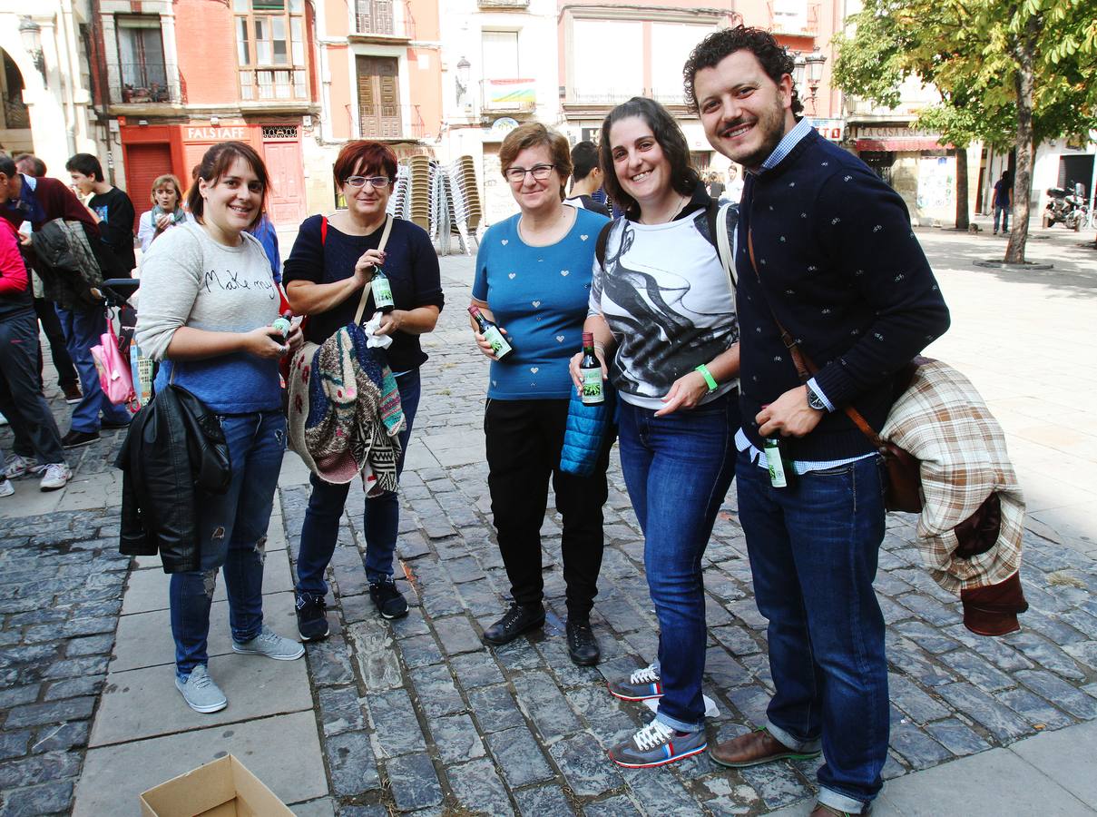 En la plaza del mercado los asistentes pudieron disfrutar de salchichón asado y patatas guisadas.