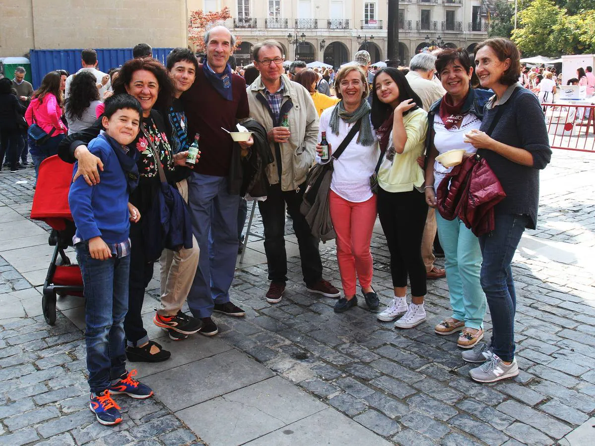 En la plaza del mercado los asistentes pudieron disfrutar de salchichón asado y patatas guisadas.