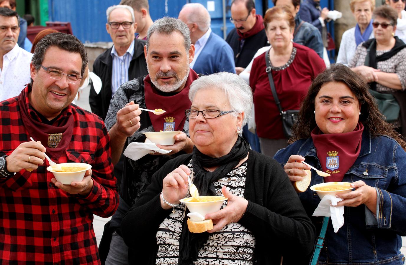 En la plaza del mercado los asistentes pudieron disfrutar de salchichón asado y patatas guisadas.