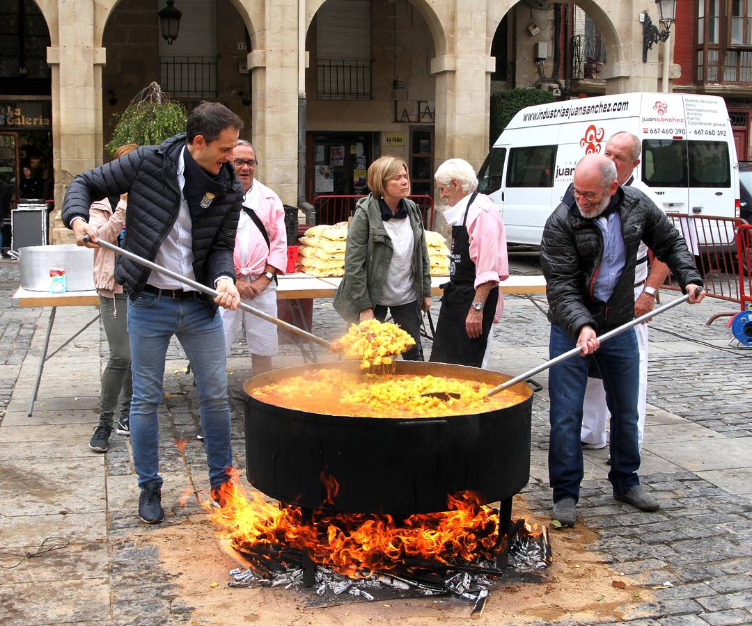 En la plaza del mercado los asistentes pudieron disfrutar de salchichón asado y patatas guisadas.