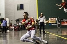 Víctor se lanza a por una pelota a la contracancha con la imagen de Titín al fondo. :: 