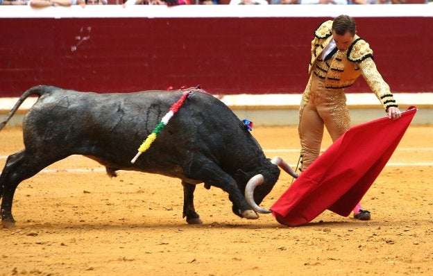 Juan Bautista torea al natural a su primer toro, el segundo de la tarde, un magnífico ejemplar de nombre 'Verdadero'. :: Juan Marín