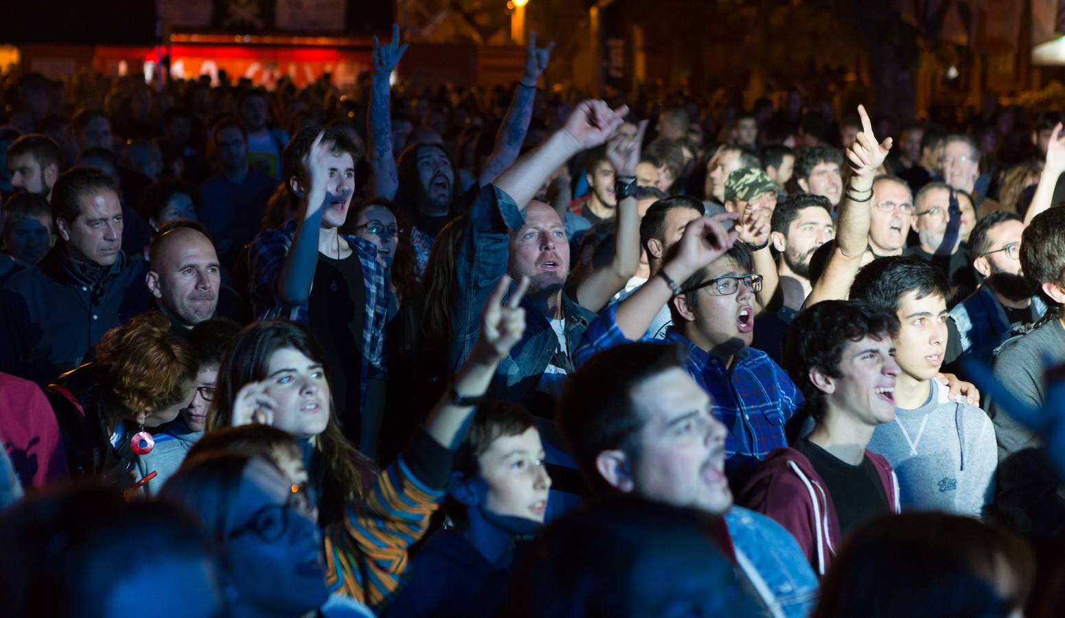 Llenazo en el Espacio Peñas que se llenó de amantes del heavy para disfrutar de estas tres bandas tributo..