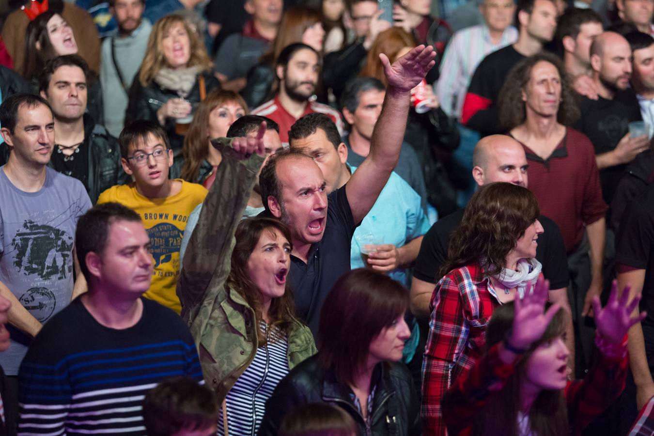 Llenazo en el Espacio Peñas que se llenó de amantes del heavy para disfrutar de estas tres bandas tributo..