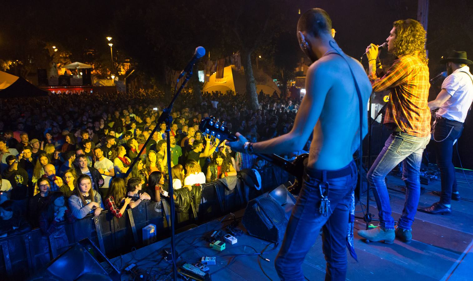 Llenazo en el Espacio Peñas que se llenó de amantes del heavy para disfrutar de estas tres bandas tributo..