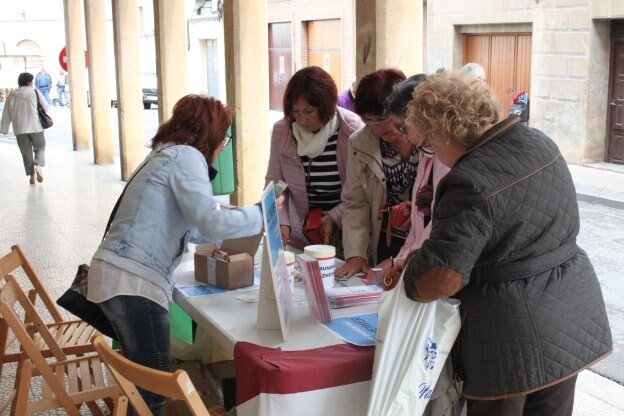 La asociación informó a los interesados sobre la enfermedad. :: E.P.