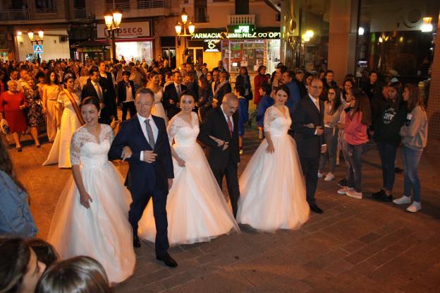 Los vecinos aplaudieron a las damas en su pasacalles. :: ep