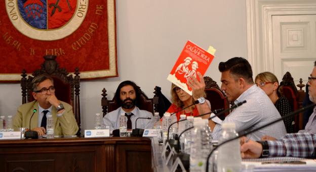 El concejal de Festejos, Óscar Eguizábal, durante su comparencia de ayer ante el Pleno con el libro de José Ibáñez en la mano. :: i. álvarez. 