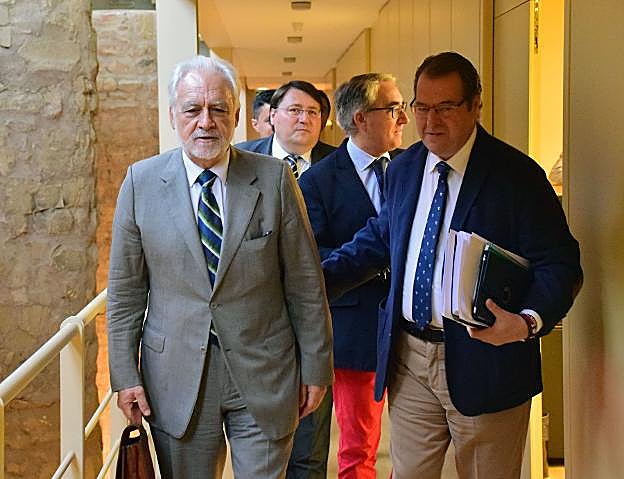 Chueca, ayer a su llegada al Parlamento. :: miguel herreros