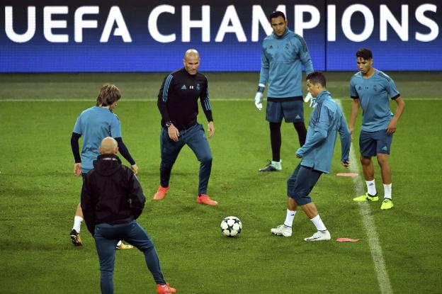 Zinedine Zidane participa de un rondo junto a sus jugadores al inicio del entrenamiento del Real Madrid en Dortmund. :: efe/Sascha Steinbach
