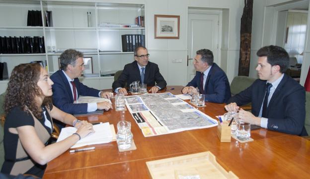 Carlos Cuevas, en su reunión de ayer con el secretario general de Infraestructuras, Manuel Niño. :: G. R.