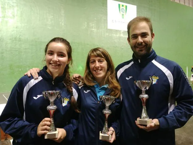 Teresa Lobera, Jessica del Campo y Víctor López, con los trofeos. 