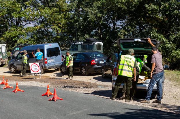 Los agentes del operativo de control situado en el Moncalvillo registran los maleteros de unos aficionados para certificar que no se han excedido en la recogida. :: f. díaz