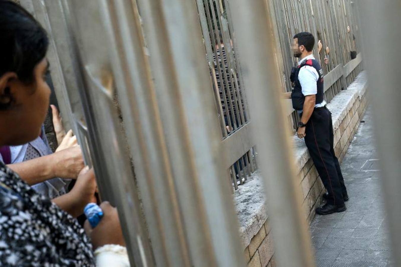 Varias personas han accedido a dos centros educativos del centro de Barcelona