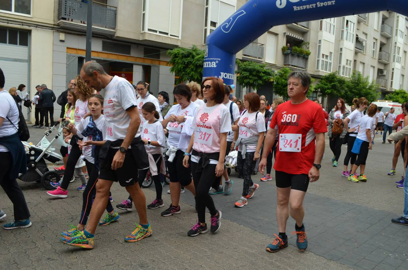 Muchos de los corredores participaron en familia en este evento deportivo y solidario