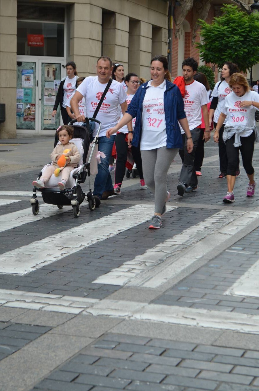 Muchos de los corredores participaron en familia en este evento deportivo y solidario