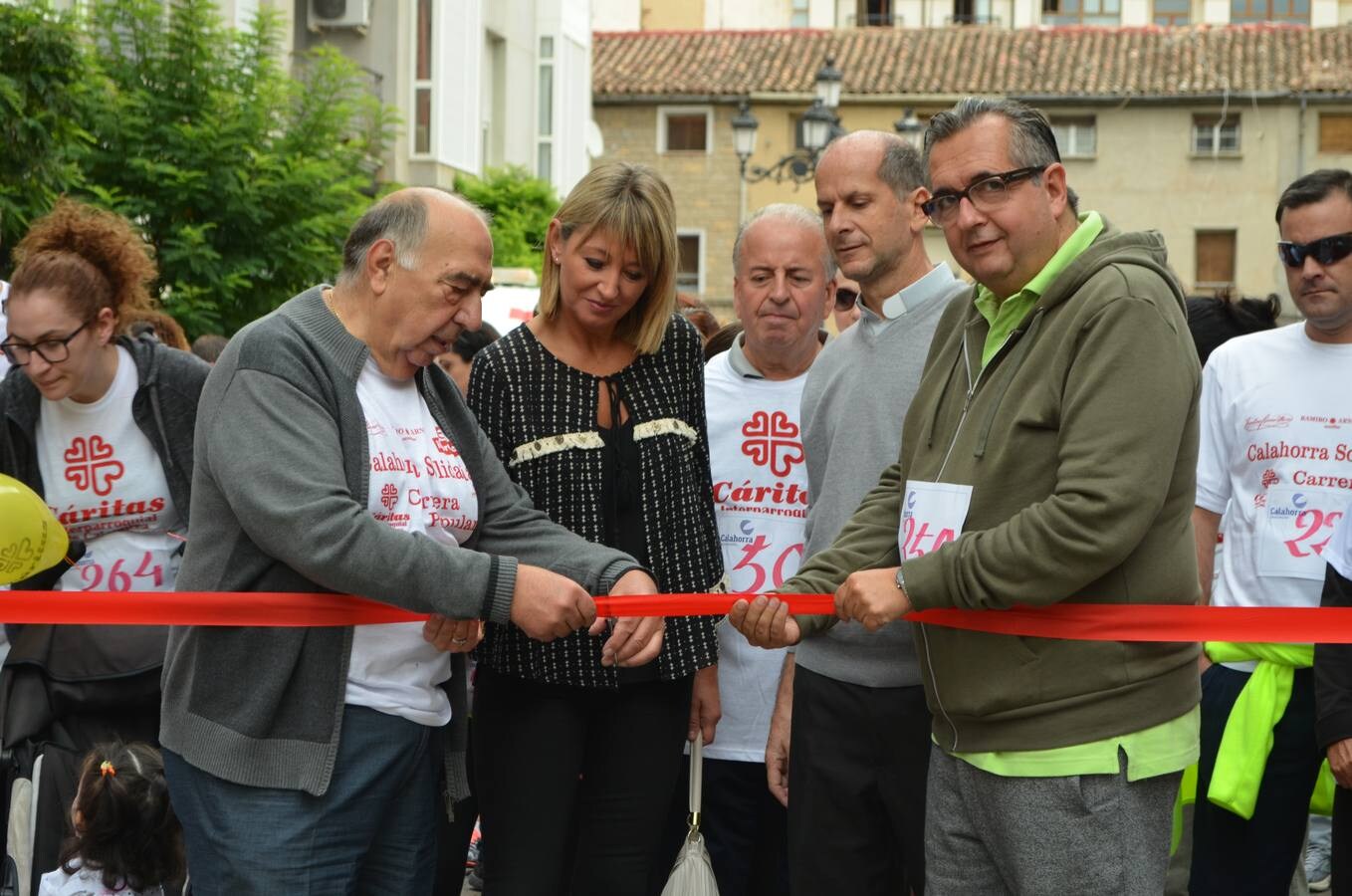 Muchos de los corredores participaron en familia en este evento deportivo y solidario