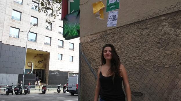 María Aragón, en una calle de Barcelona, en vísperas del 1-O. :: m. a.