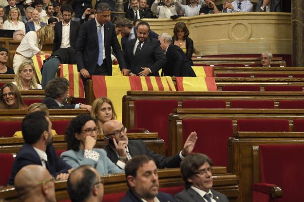 Los diputados del PP abandonan el pasado 6 de septiembre el Parlamento catalán. :: l. gené / afp