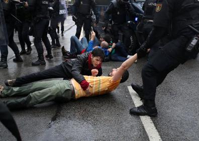 Imagen secundaria 1 - Tres momentos de tensión durante la jornada.