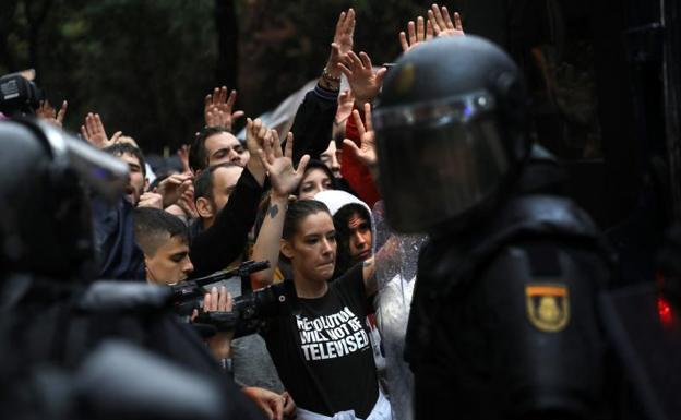 Imagen principal - Tres momentos de tensión durante la jornada.