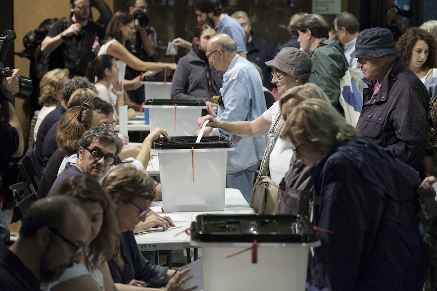 La jornada del 1-O estuvo marcada por una votación caótica y la actuación policial para evitarla