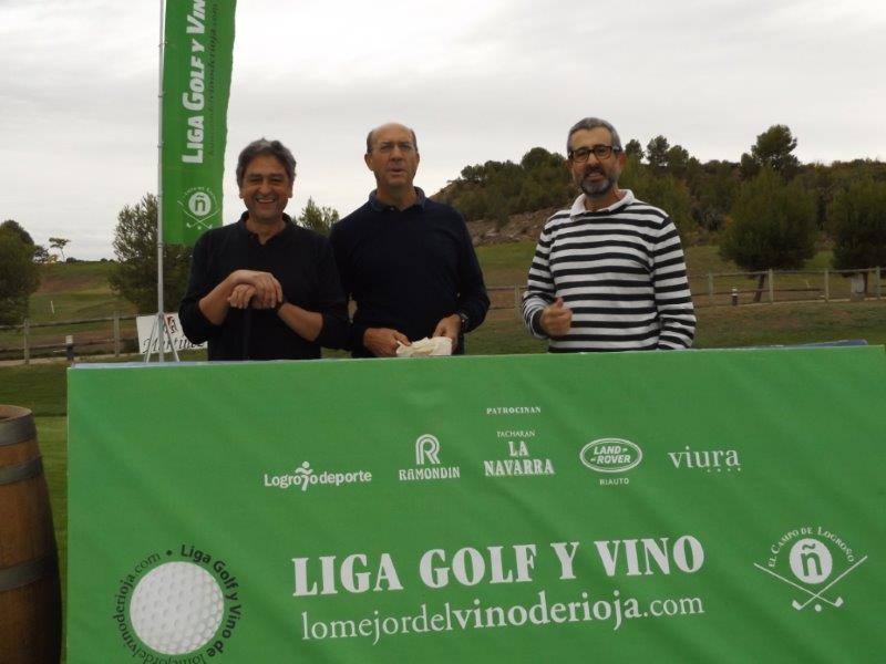 Fotos de la salida de los jugadores participantes en el Torneo Martínez Lacuesta, de la Liga de Golf y Vino de lomejordelvinoderioja.com.