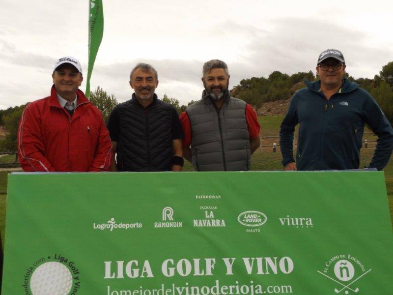 Fotos de la salida de los jugadores participantes en el Torneo Martínez Lacuesta, de la Liga de Golf y Vino de lomejordelvinoderioja.com.