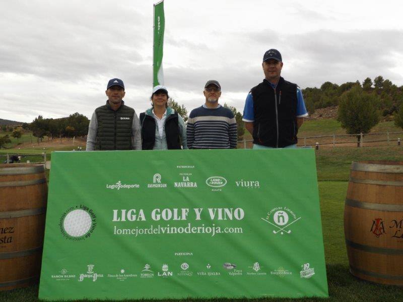 Fotos de la salida de los jugadores participantes en el Torneo Martínez Lacuesta, de la Liga de Golf y Vino de lomejordelvinoderioja.com.