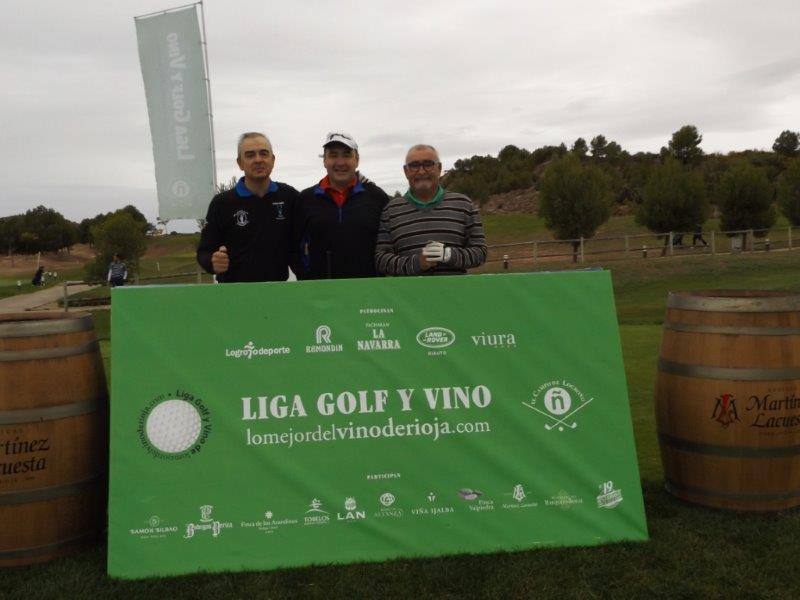 Fotos de la salida de los jugadores participantes en el Torneo Martínez Lacuesta, de la Liga de Golf y Vino de lomejordelvinoderioja.com.