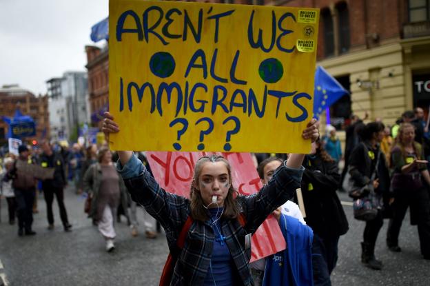 Un manifestante exhibe un cartel en una marcha 'antibrexit' ayer en Mánchester con motivo de la conferencia anual conservadora. :: afp