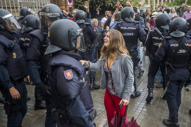 Una joven llora ante un antidisturbios. :: q. garcía / EFE