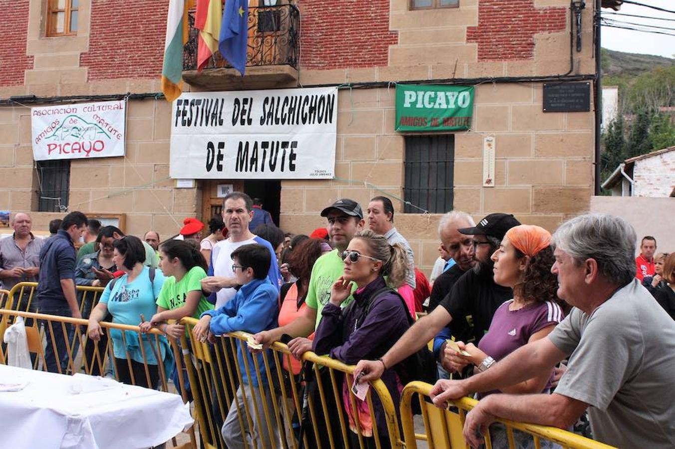 Alrededor de 4.000 bocadillos con el embutido asado en su punto fueron consumidos por turistas y también por los todos aquellos que participaron en una excursión por el entorno