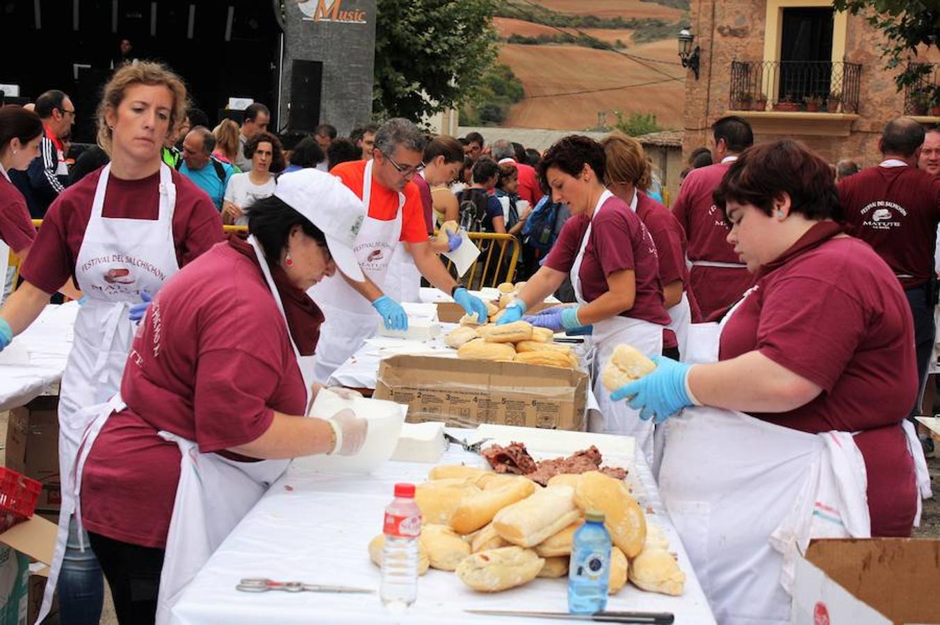 Alrededor de 4.000 bocadillos con el embutido asado en su punto fueron consumidos por turistas y también por los todos aquellos que participaron en una excursión por el entorno