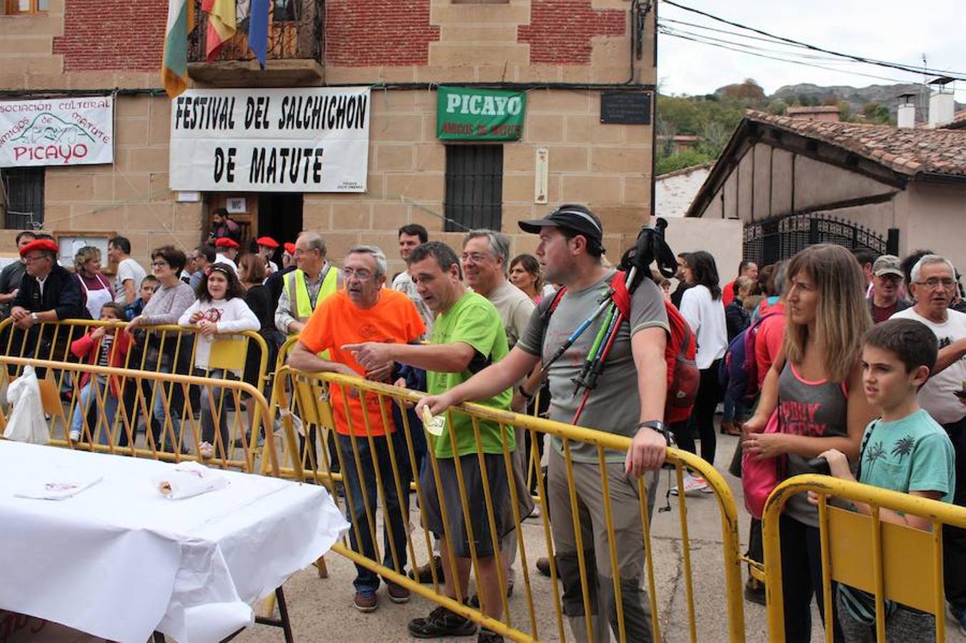 Alrededor de 4.000 bocadillos con el embutido asado en su punto fueron consumidos por turistas y también por los todos aquellos que participaron en una excursión por el entorno