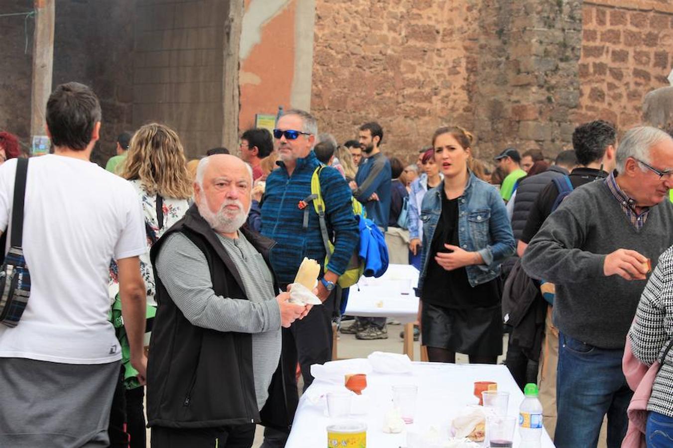 Alrededor de 4.000 bocadillos con el embutido asado en su punto fueron consumidos por turistas y también por los todos aquellos que participaron en una excursión por el entorno