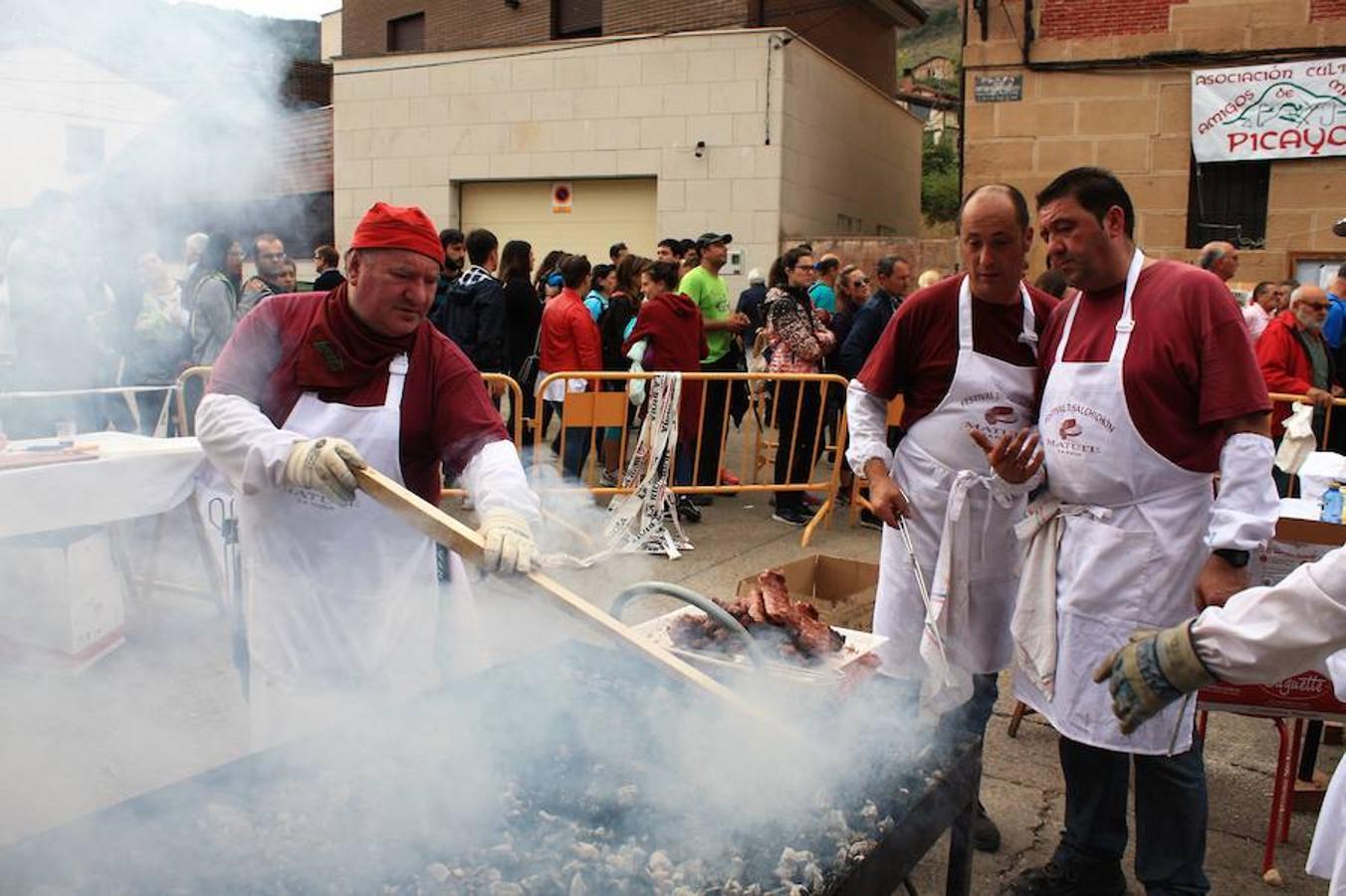 Alrededor de 4.000 bocadillos con el embutido asado en su punto fueron consumidos por turistas y también por los todos aquellos que participaron en una excursión por el entorno