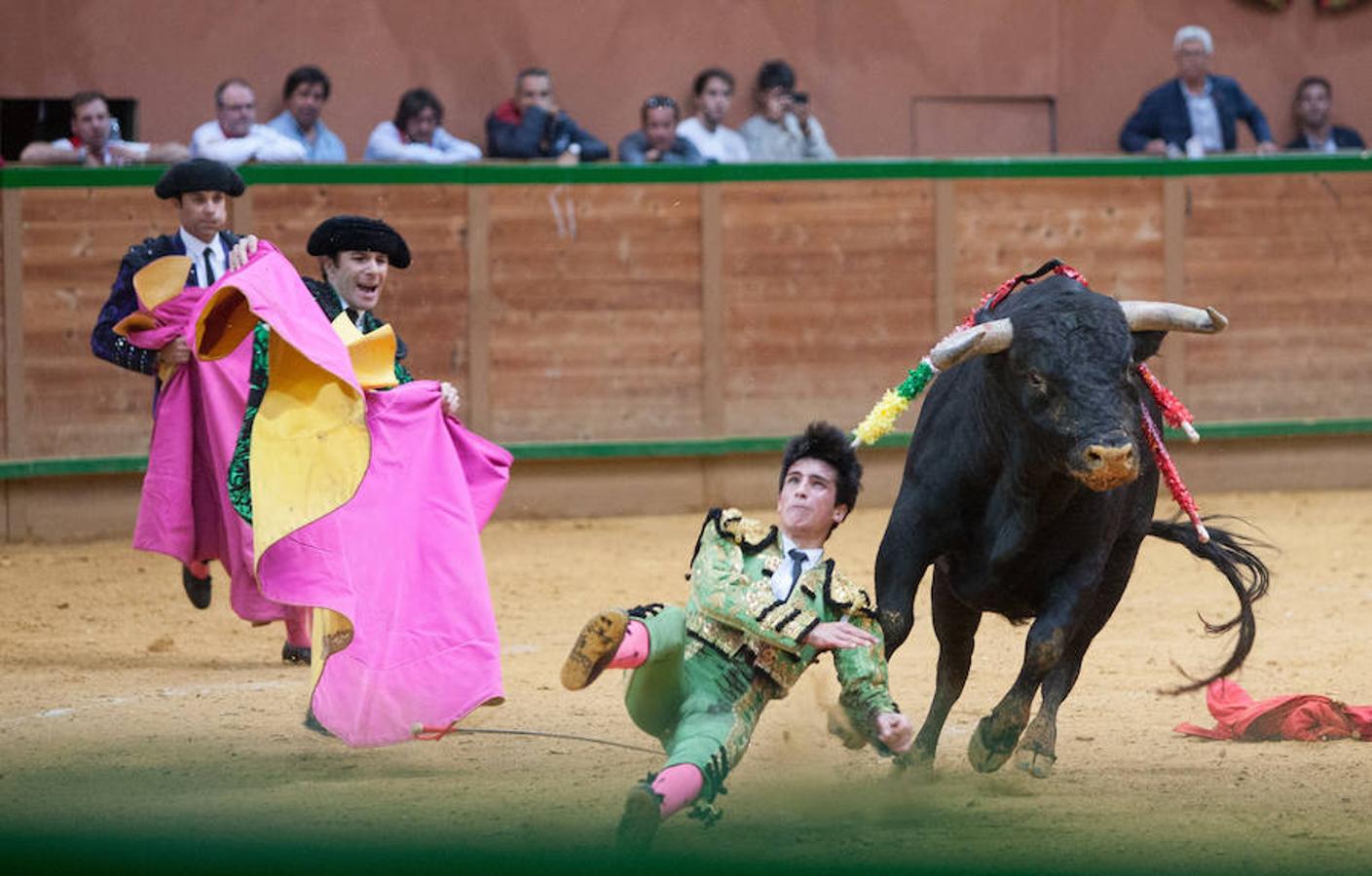 La Feria del Zapato de Oro de Arnedo dejó ver detalles como los naturales de Carlos Ochoa que le dieron el triunfo en la Ciudad del Calzado