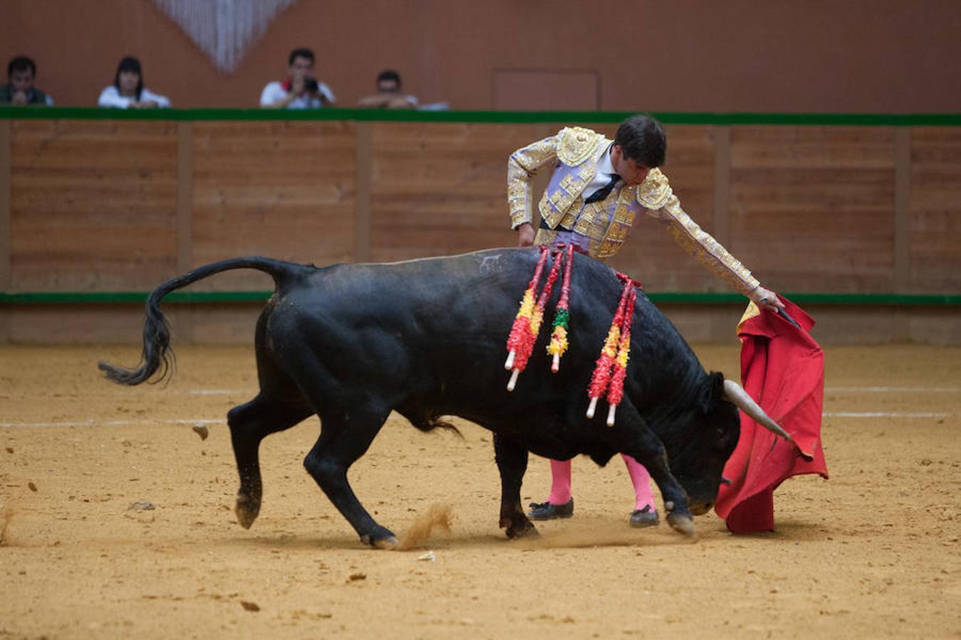 La Feria del Zapato de Oro de Arnedo dejó ver detalles como los naturales de Carlos Ochoa que le dieron el triunfo en la Ciudad del Calzado