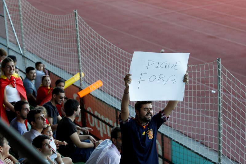 Los aficionados españoles recibieron a Gerard Piqué con insultos y abucheos, y pancartas reclamando su marcha inmediata de la selección española.