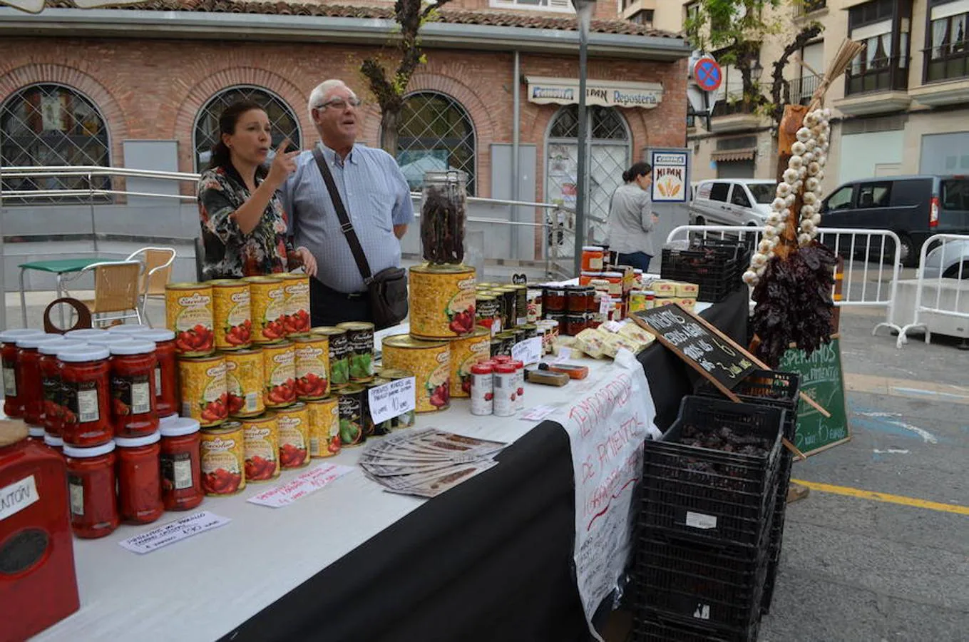 Los pimientos y la tradición del asado para consumo familiar dieron lugar a una bonita celebración en la plaza del Raso de Calahorra