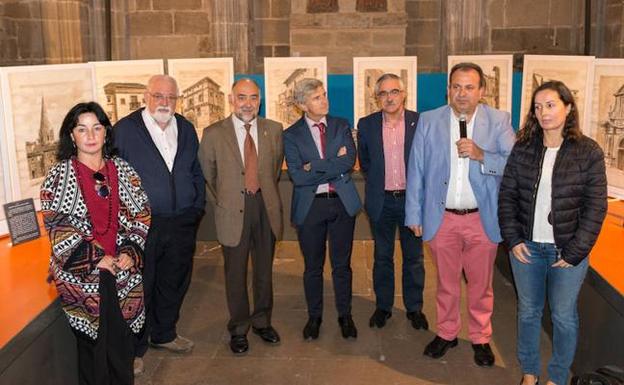 Participantes en la inauguración de la exposición en la catedral calceatense. 