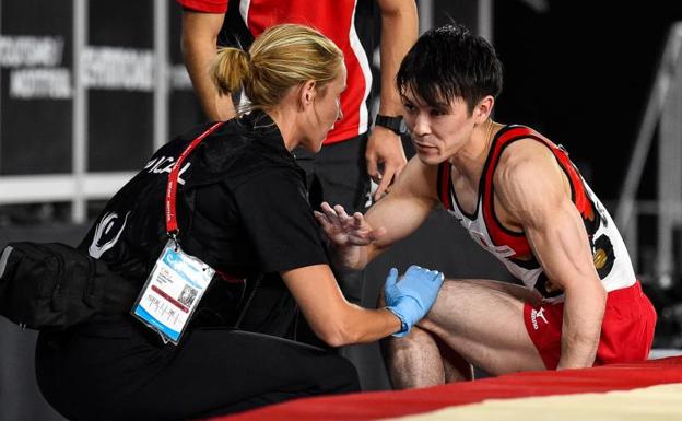 Kohei Uchimura es atendido tras resultar lesionado en Montreal. 