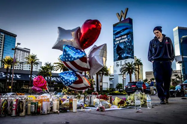 Matthew Helms, que trabajó como médico la noche del tiroteo en Las Vegas, visita ayer un punto improvisado en recuerdo de las víctimas. :: D. A. / afp