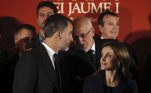 Los reyes Felipe y Letizia conversan con el presidente de Mercadona, Juan Roig (c).