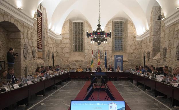 Ceniceros preside la reunión sobre patrimonio. 