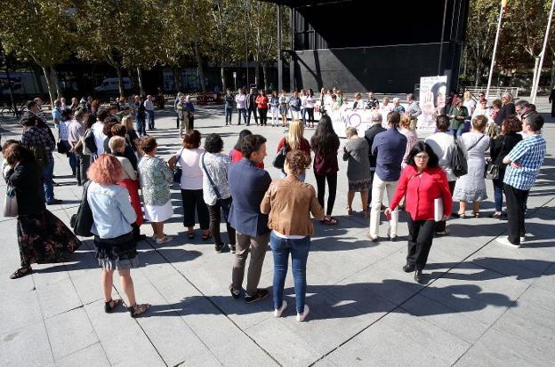 Participantes en la concentración ayer a mediodía. :: juan marín
